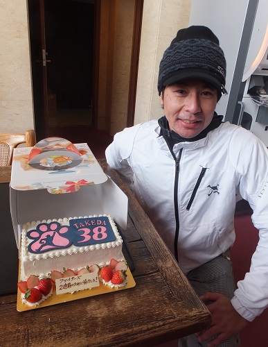 選手会納会ゴルフに参加し、ゴルフ場からケーキを贈られた元日本ハムの武田勝氏