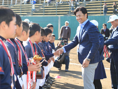 ＜高橋由伸杯争奪少年野球大会＞表彰式で笑顔で選手にメダルを授与する巨人・高橋監督