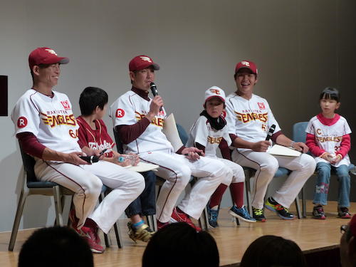初めて弘前市で行われたシーズン報告会のトークショーを盛り上げる（左から）福山、藤田、三好