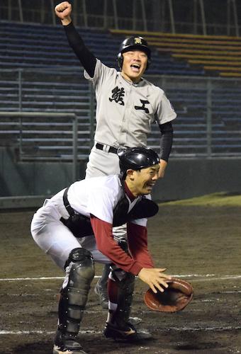 試合後に行われた「奇跡」の再現では三塁走者の熊本工・星子さんが生還し、ガッツポーズ