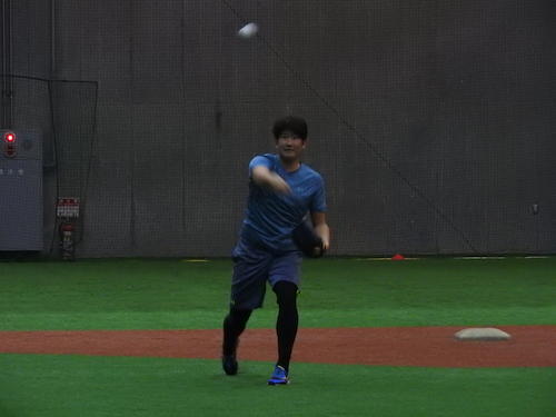ジャイアンツ球場でキャッチボールをする菅野