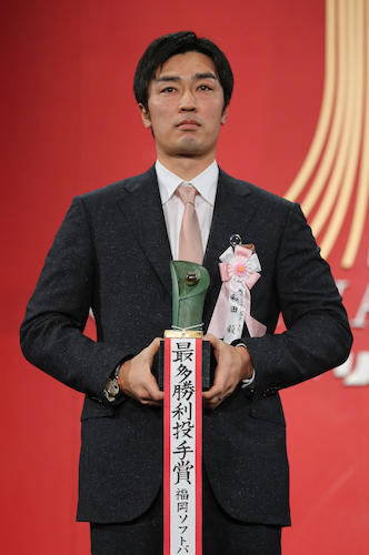 パ・リーグ最多勝のトロフィーを手にするソフトバンクの和田