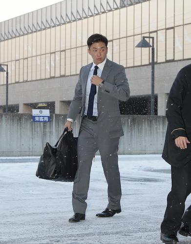 小雪が降る中、球団事務所入りした日本ハム・斎藤