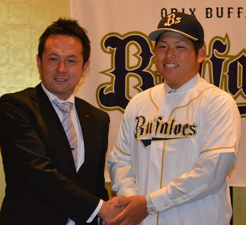 仮契約を終えオリックス・由田スカウト（左）と握手をする沢田