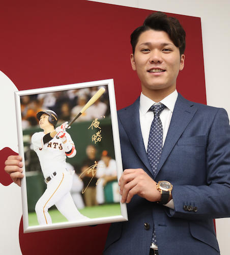 大幅アップで契約を更改し１５０号本塁打の写真に「優勝」と記した巨人・坂本