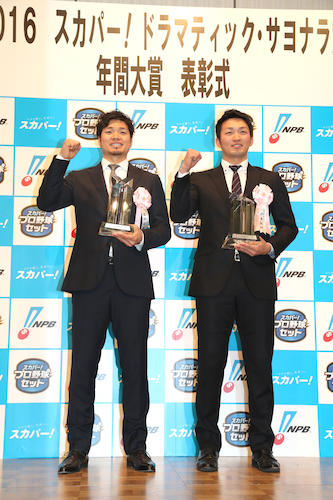 フォトセッションでポーズをとるソフトバンク・吉村（左）と広島・鈴木