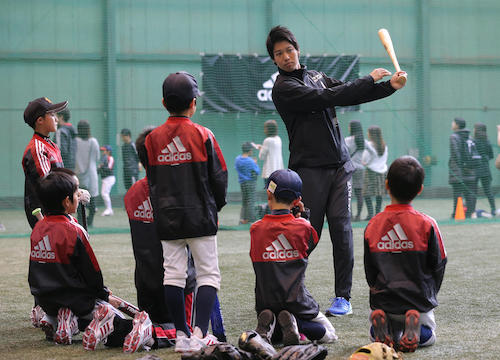 野球教室で指導するヤクルト・山田