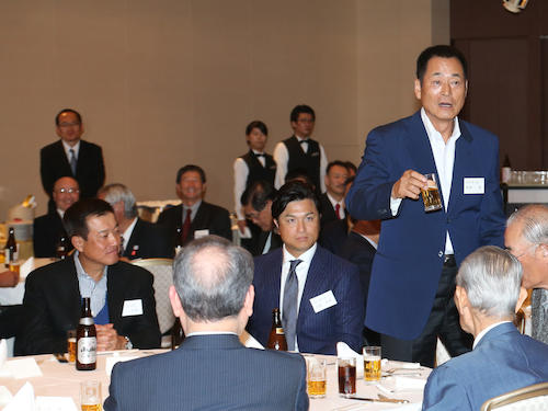 巨人ＯＢ会総会に出席した（左から）原氏、高橋監督、中畑氏