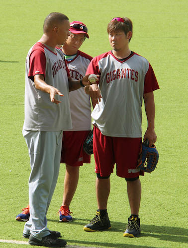 プエルトリコでのウインターリーグで投手コーチと話す松坂（右）