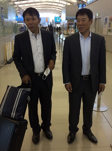 関西空港から台湾へ出発した福良監督（右）と西村ヘッドコーチ