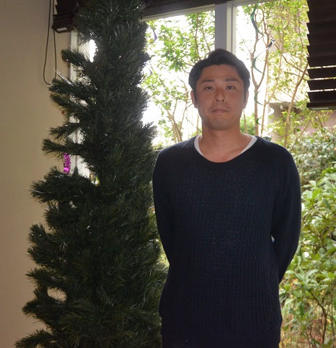 クリスマスツリーの横で教師になる夢を語った伊藤