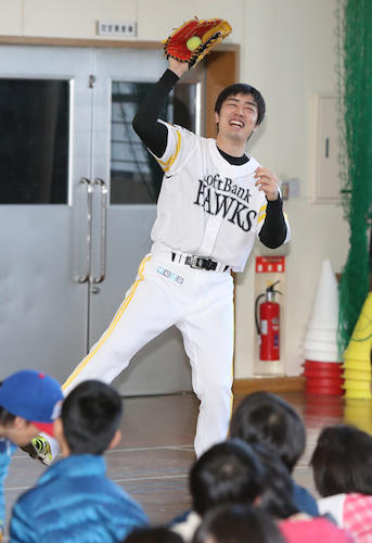 特別支援学校を訪問し生徒と笑顔でキャッチボールする和田