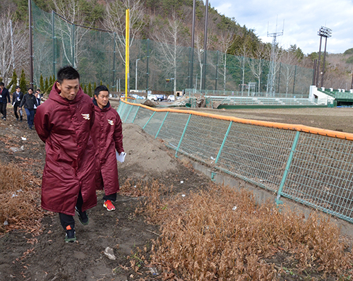 岩泉町で土砂が流入し、フェンスがなぎ倒された球場を見て回る嶋と銀次