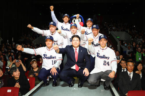 笑顔で拳を突き上げる（前列左から）寺島、真中監督、星（２列目左から）中尾、梅野、古賀（３列目左から）菊沢、大村の新入団選手