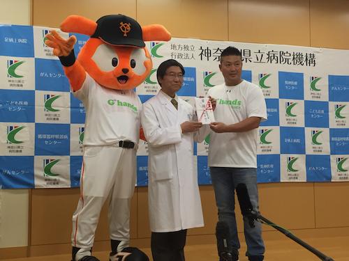 村田（右）が神奈川県立こども医療センター・山下総長に寄付金を贈呈