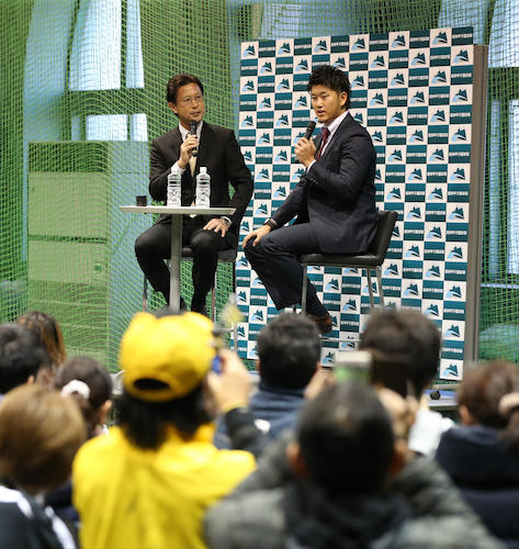 サンテレビ・谷口アナ（左）とトークショーを行う阪神・岩貞