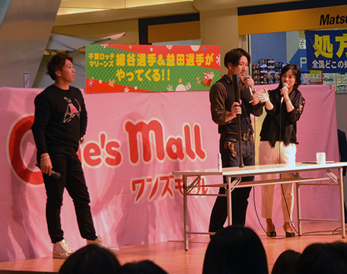 「ワンズモール」でチャリティーオークションを行う（左から）益田と細谷