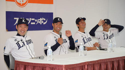 トークショーで盛り上がる（左から）増田、木村文、福倉、山田