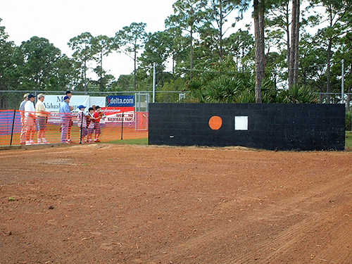 フロリダのメッツ・キャンプ施設内にある練習用の壁（２００２年２月撮影）