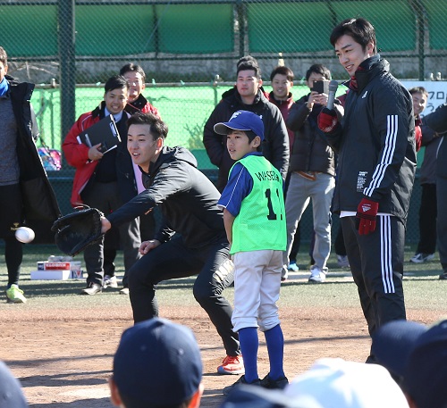 子どもたちの前で投球披露した斎藤（左）と解説する和田
