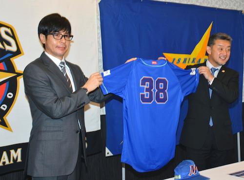 記者会見でユニホームを披露する、独立リーグのルートインＢＣリーグの石川に派遣される武田勝氏（左）