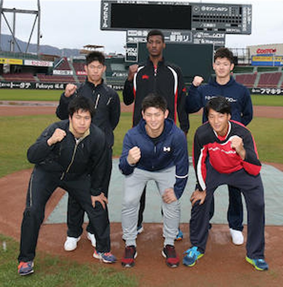 マツダスタジアムを視察した（前列左より）加藤、高橋昂、床田、（後列左より）坂倉、アドゥワ、長井