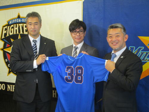 今季限りで現役引退した元日本ハム・武田勝氏（中央）。来季からはＢＣリーグ・石川に派遣され、総合コーチとしてユニホームを着る。左は日本ハム・木田ＧＭ補佐、右はＢＣリーグ石川・端保球団代表