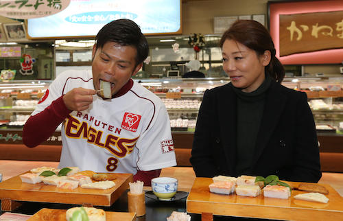 幸子夫人（右）と「かねまん」のかまぼこを食べる今江