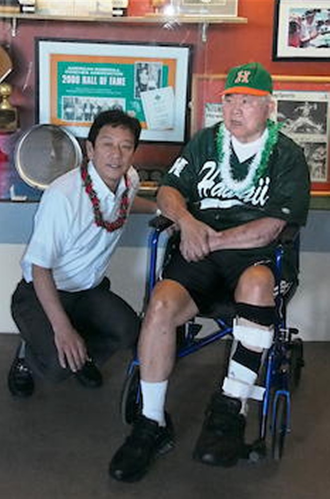 レス・ムラカミ氏（右）と記念撮影する栗山監督