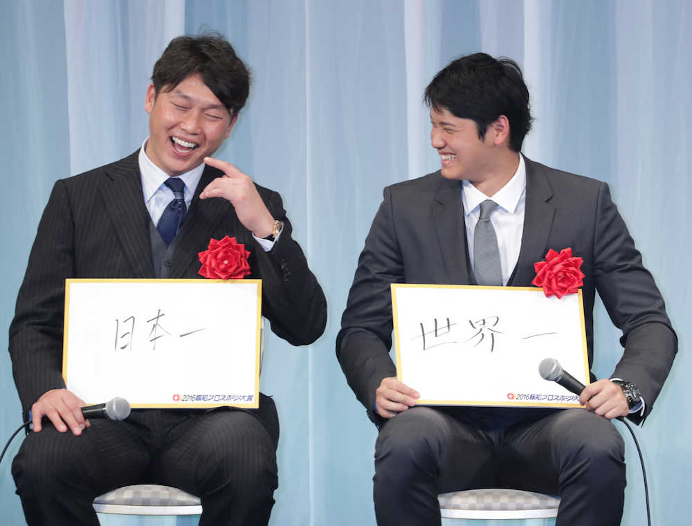 来季の目標に「日本一」を掲げる新井（左）と「世界一」を掲げる大谷