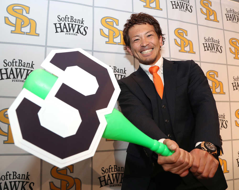 来季から背番号「３」を付けることを発表した松田は「１（ワン）ダホー！」と叫び笑顔