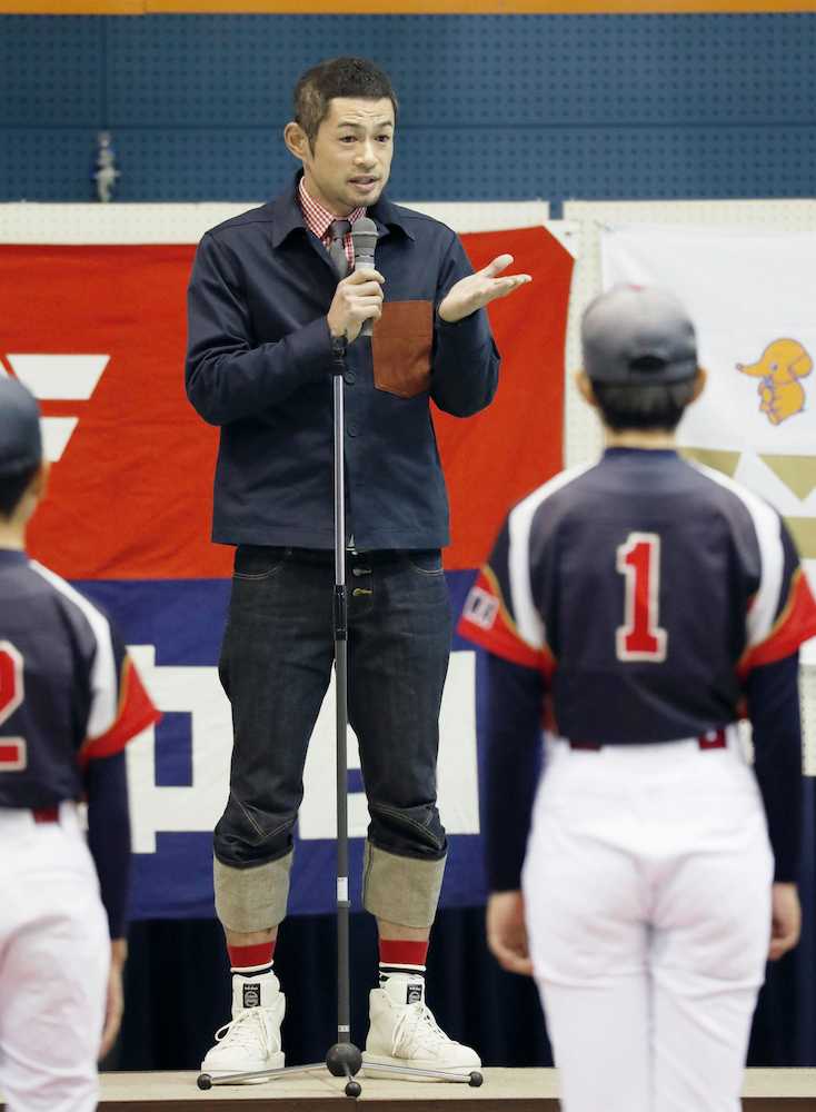 「イチロー杯争奪学童軟式野球大会」の閉会式で、あいさつするマーリンズのイチロー外野手