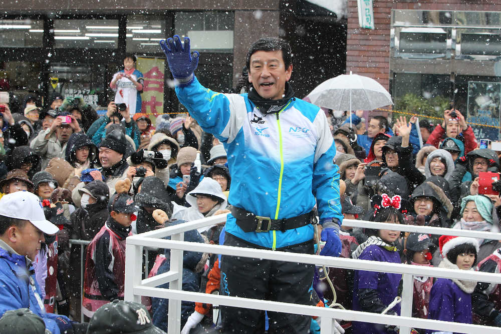 栗山町でパレードを行った日本ハム・栗山監督
