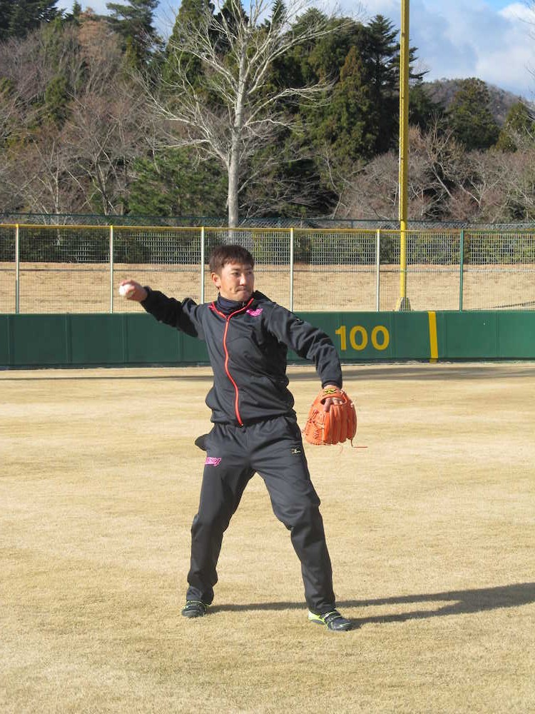 福島県の楢葉町での野球教室で中学生とキャッチボールをするソフトバンク・内川