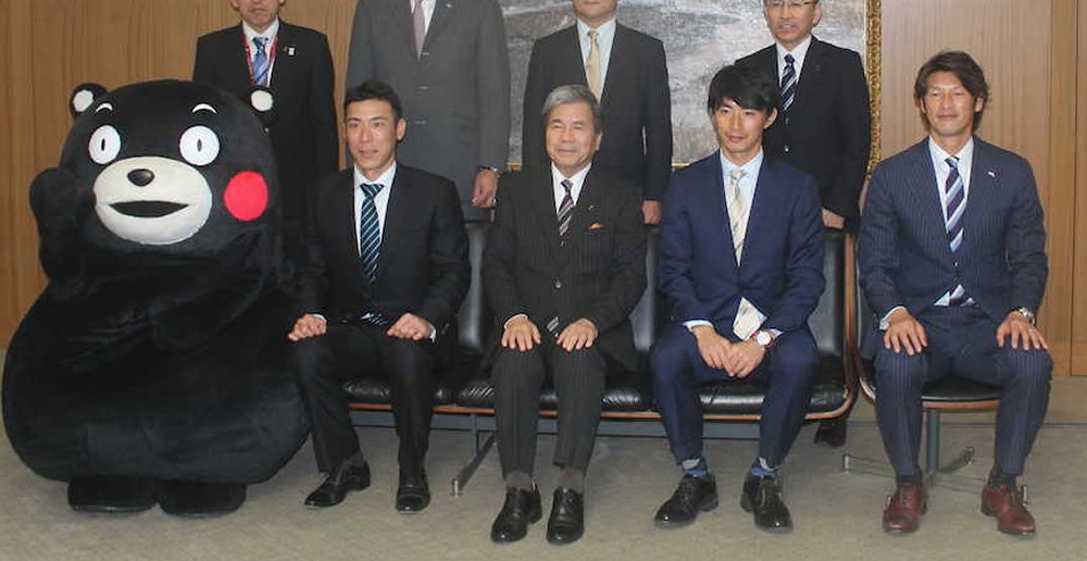 表敬訪問に出席した（左から）くまモン、中日・荒木、蒲島知事、ＦＣ東京・高橋、熊本・巻
