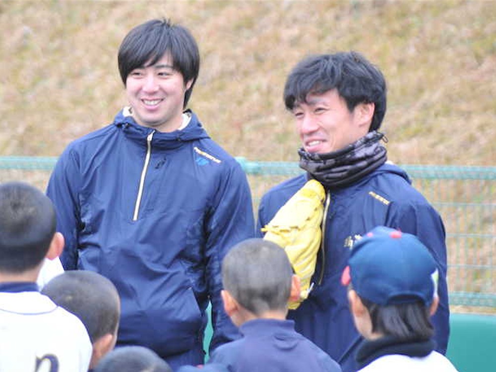 野球教室で巨人・吉川光（右）とともに野球少年たちにアドバイスを送る広島・野村