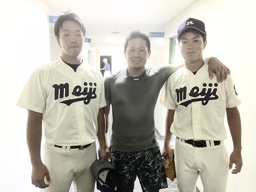 １６年８月の練習試合で再会した愛知学泉大・伊藤（中央）と明大・柳（左）。右は横浜高・渡辺元智前監督の孫・佳明