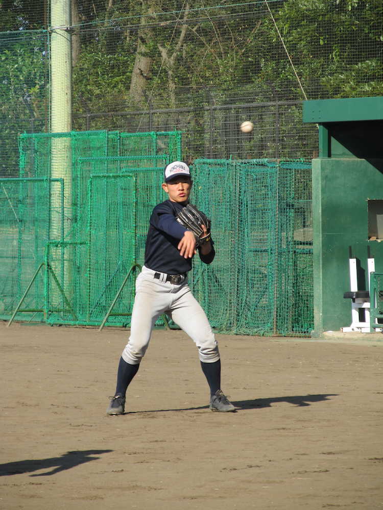 キャッチボールする横浜のドラフト候補・増田