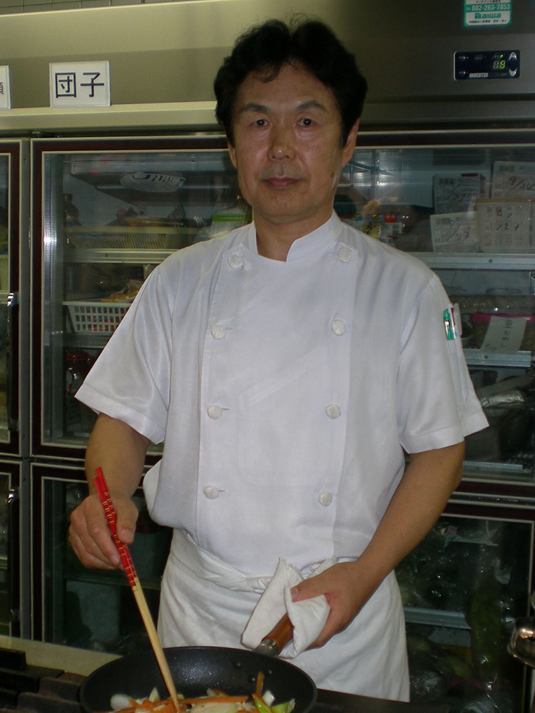 広島「大野寮」の厨房で料理する宮本悦夫さん