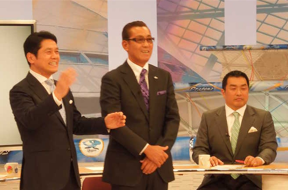 地元テレビ局の応援番組に出演した森監督（中央）。左は峰竜太、右は山本昌