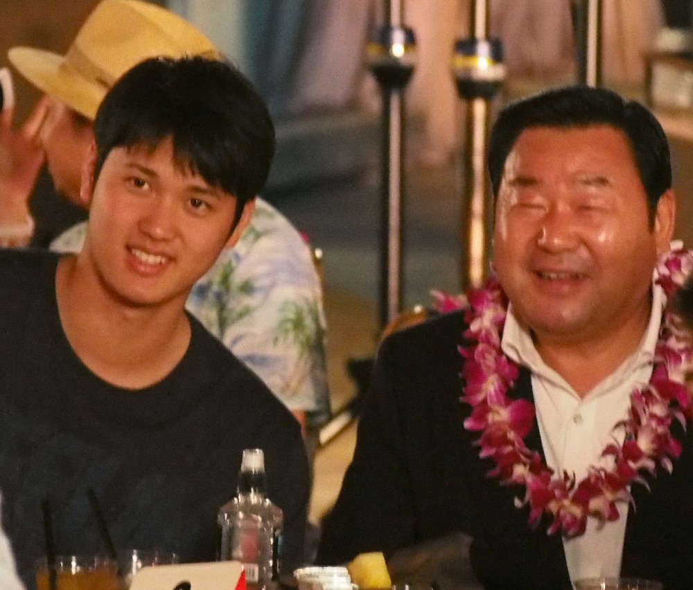 優勝旅行の記念パーティーで笑顔を見せる大谷（左）と竹田球団社長