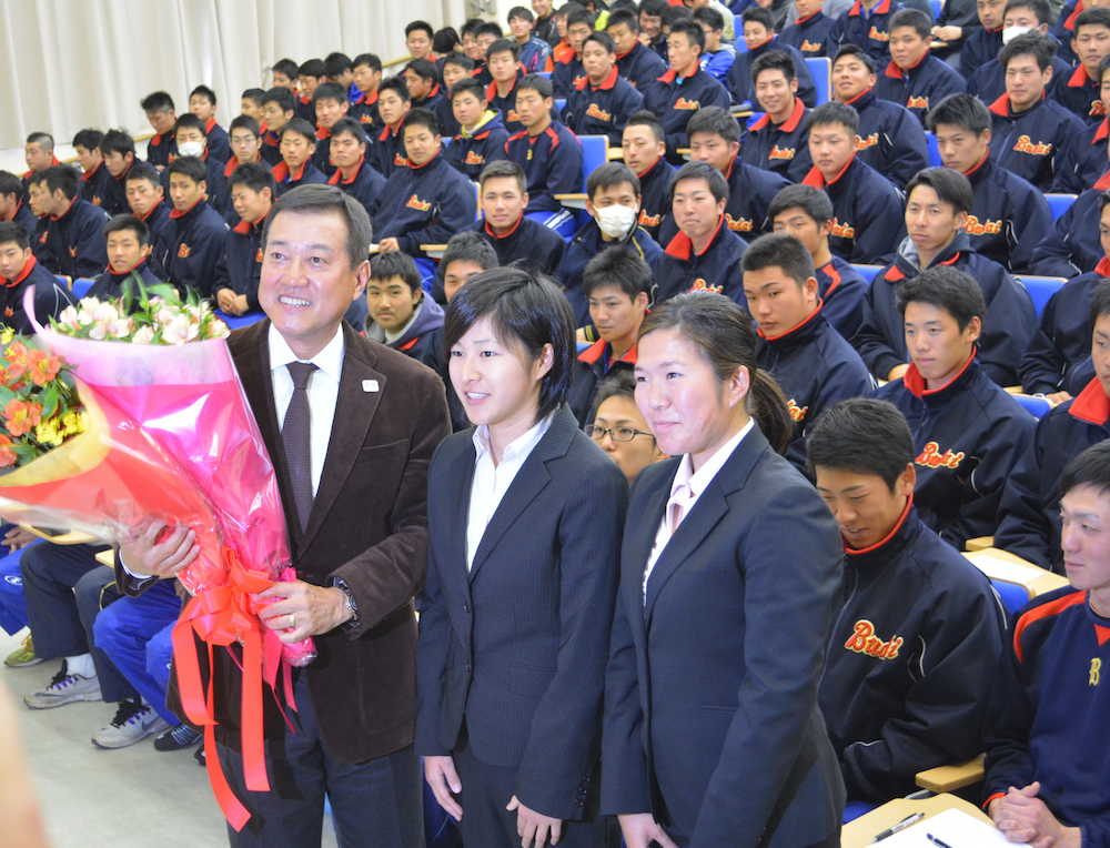 国際武道大での講義を終えた原氏は学生から花束を贈られ笑顔