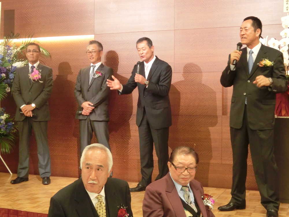 壇上に並ぶ（左から）中日・森監督、西武・辻監督、石毛氏、中畑氏