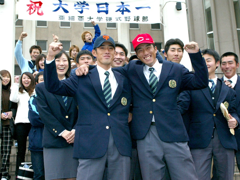 ０２年ドラフト、自由獲得枠での巨人、広島入りが決まり喜ぶ木佐貫（左）と永川
