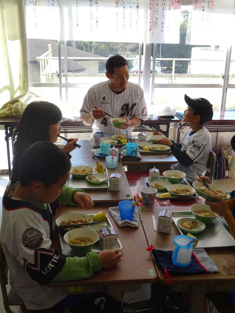 千葉市立幸町第三小学校を訪問し、給食を食べながら子供たちと交流するロッテ・荻野