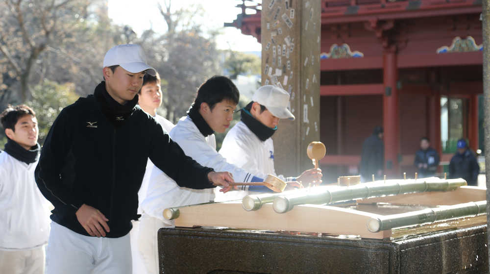 部員らと根津神社に参拝に訪れた宮台が手を清める