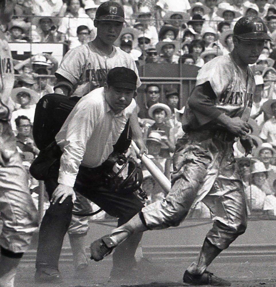 １９６９年、全国高校野球選手権大会で決勝再試合となった松山商・三沢戦の球審を務めた郷司裕さん