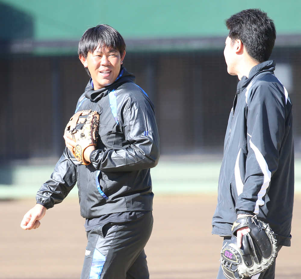 山口俊（左）はジャイアンツ球場で練習をして笑顔を見せる　　　　　　　　　　　　　　　　　　　　　　　　　　　　　　　　　　　　　　　　　　　　　　　　　　　　　　　　　　　　　　　　　　　　　　　　　　　　　　　　　　　　　　　　　　　　　　　　　　　　　　　　　　　　