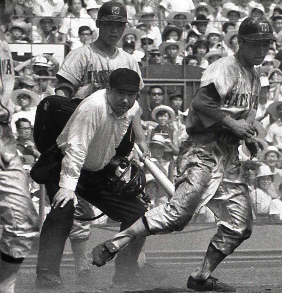 １９６９年８月１９日、全国高校野球選手権大会で決勝再試合となった松山商・三沢戦の球審を務めた郷司裕氏（左）