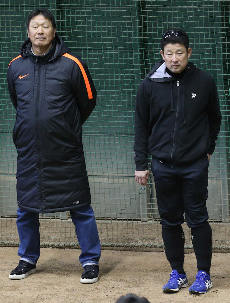 視察する（左から）尾花コーチと木村コーチ　　　　　　　　　　　　　　　　　　　　　　　　　　　　　　　　　　　　　　　　　　　　　　　　　　　　　　　　　　　　　　　　　　　　　　　　　　　　　　　　　　　　　　　
